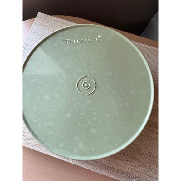 Vintage Tupperware Storage Bowl with Lid - 8" Diameter - Picture 9 of 11